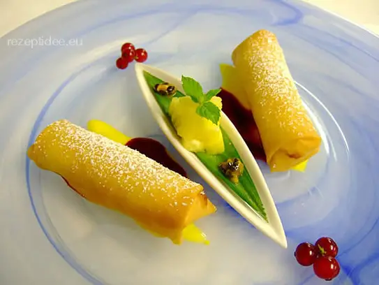 Knusprige Frühlingsrollen mit Ananasfüllung auf Himbeersauce
