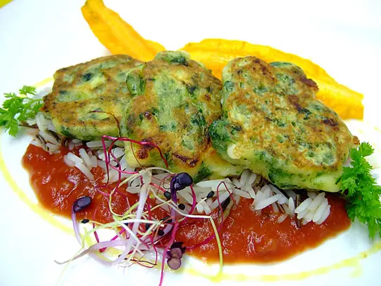 Spinat-Mozzarellataler auf Wildreis und Tomatensauce