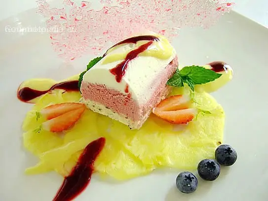 Variation von Halbgefrorenen auf Ananas Carpaccio