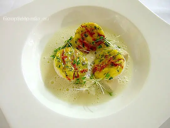 Truthahncremesuppe mit Kresse und gebackenen Tomatenbrotschnitten