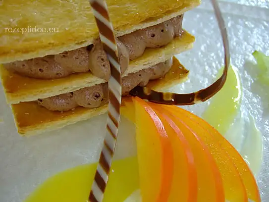 Karamellisierte Mille-feuille mit braunen Schokoladenmousse auf Kakisauce