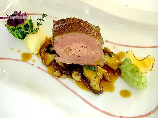 Barbarie Entenbrust gefüllt mit Foie Gras auf sautierten Shiitake Pilzen und Portweinsauce