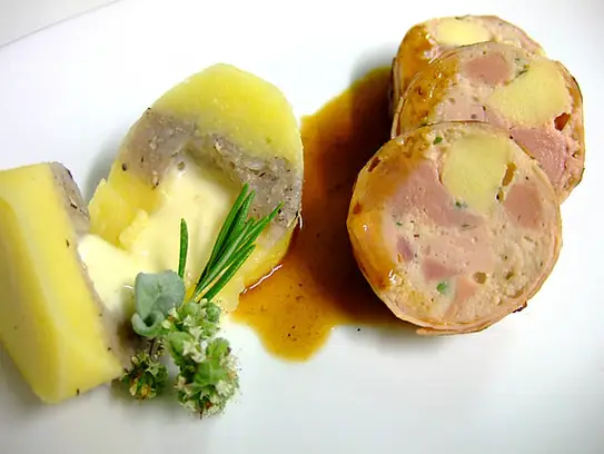 Rolle vom Milchferkel im Rohschinkenmantel an Polentatimbal