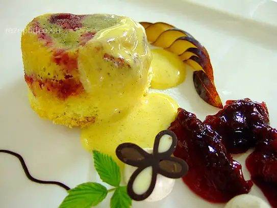 Törtchen von frischen Zwetschgen mit Zimtsahne und Marsala Zabaione