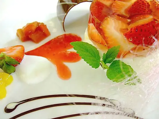 Sauerrahmmousse mit Erdbeeren in Proseccogelee