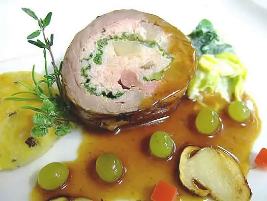 Gefüllte Hirschrolle mit Traubensauce und gegrillten Steinpilzen
