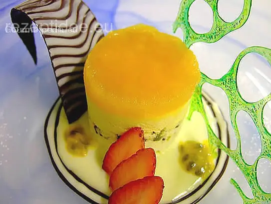Parfait von der Passionsfrucht mit Pistazien und Bitter Schokolade auf ...