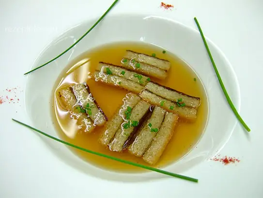 Kräftige Rinderbrühe mit Milzschnitten