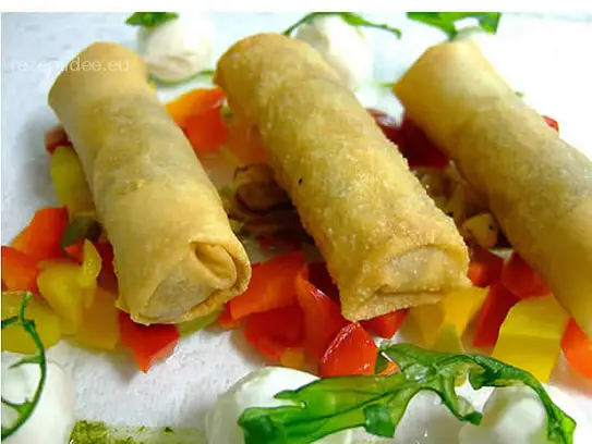 Knusprige Frühlingsrollen mit scharfer Kraut-Mozzarellinefüllung auf sautierten Peperoni
