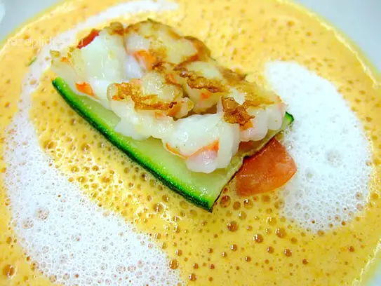 Paprikaschaumsüppchen mit gebratenem Garnelentartar auf Zucchinimantel