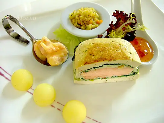 Hamburger von Tofu und Lachs mit Garnelencocktail, Gemüsekuskus und Orientalischer Sauce