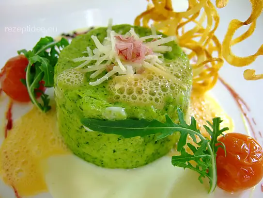Rucola-Flan auf Käsesauce mit Tomatenschaum