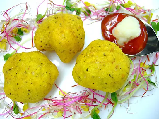 Gebackener Blumenkohl im Buchweizen-Currymantel auf Sprossen mit süß-saurer Sauce