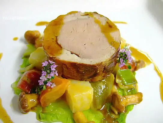 Schweinefilet im Rohschinkenmantel auf Ragout von Pfifferlingen, Paprika und Kartoffel