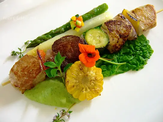 Gegrillter Fleischfiletspieß mit Kräuterpüree, Spargeln und Mais