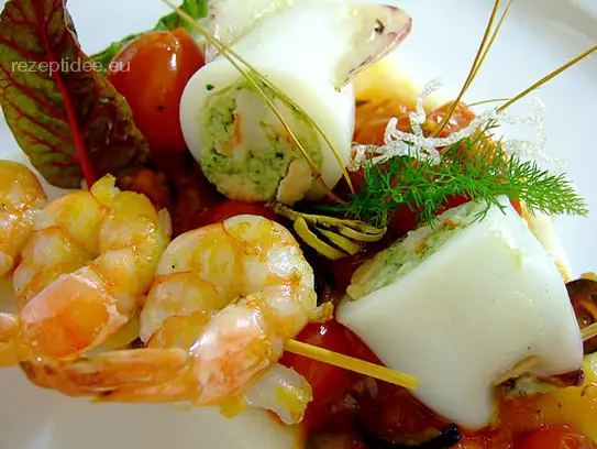 Gefüllter Kalmar auf mediterranen Tomatenragout und weißer Polenta mit Garnelenspieß