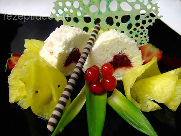 Halbgefrorenes vom Kokos mit Erdbeerfüllung auf Ananas Carpaccio