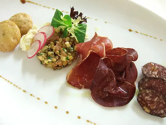 Geräuchertes vom Wild auf marinierten Linsensalat mit Kren und Schüttelbrot
