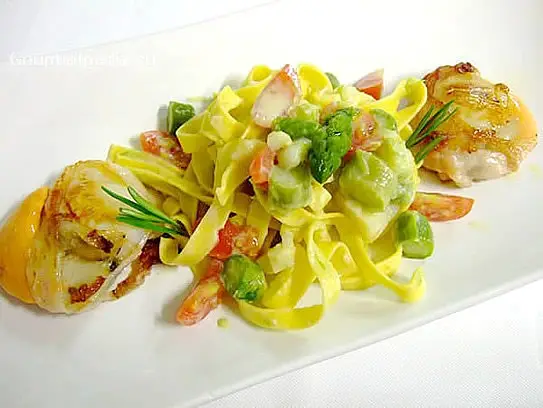Bandnudeln in Spargelcremesauce mit gebratenen Jakobsmuscheln im Bauchspeckmantel