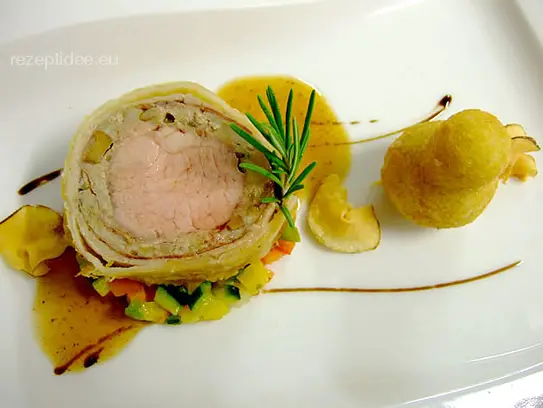 Kalbsrücken im Blätterteigmantel mit Steinpilzen und Rohschinken