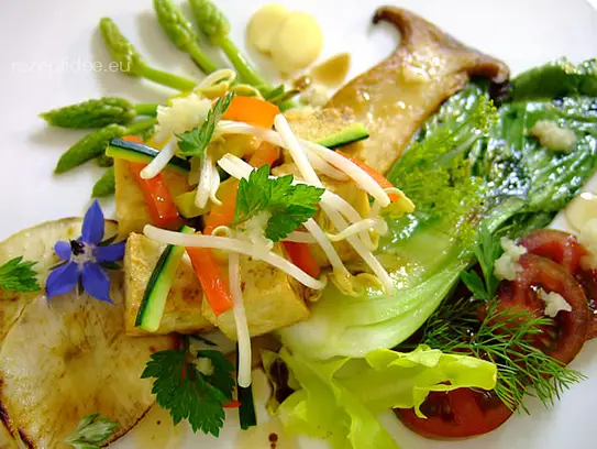 Gebratene Tofuwürfel auf Pak-Choi, wilden Spargel, Kräuterseitling und Sojasprossen