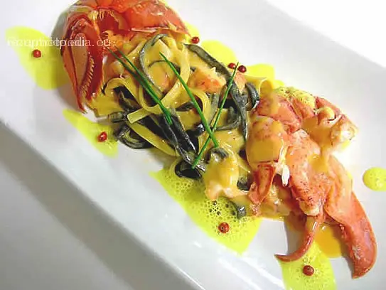 Schwarze und weiße Bandnudeln in Hummerrahmsauce mit rosa Pfefferkörner