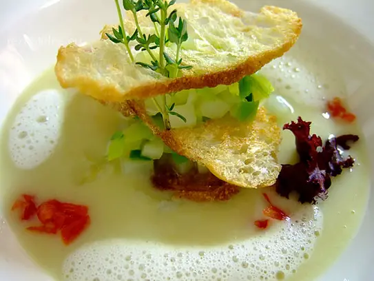 Lauchcremesüppchen mit knuspriger Schwarzbrotlasagnette und Kartoffeln