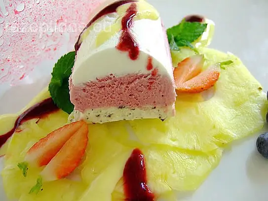 Variation von Halbgefrorenen auf Ananas Carpaccio
