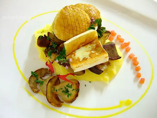 Gebratene Steinpilze auf Polenta mit gegrillten Weichkäse