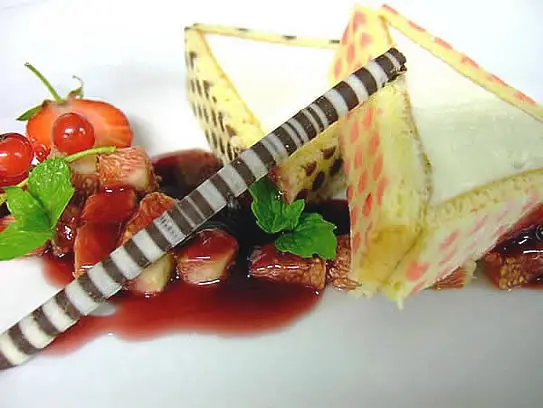 Terrine von weißer Schokolade mit frischen Feigen in Rotweinsauce