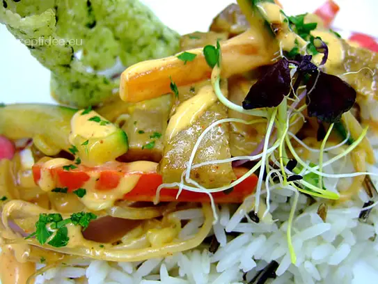 Stroganow vom Seitan mit Gemüse auf Wildreis