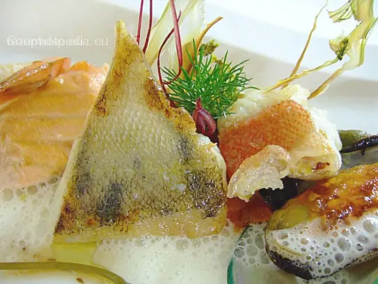 Variation von gebratenen Fischen mit Zitronengrasschaum
