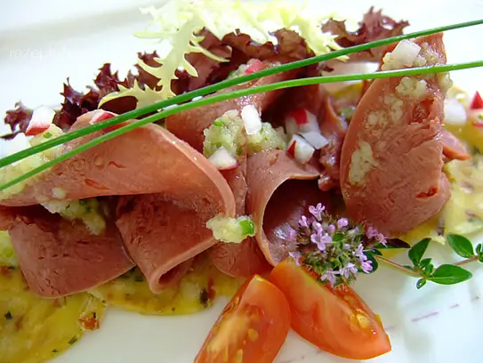 Gepöckelte Rinderzunge auf Knödelcarpaccio mit Radischenmarinade