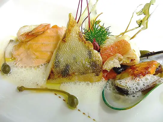Variation von gebratenen Fischen mit Zitronengrasschaum