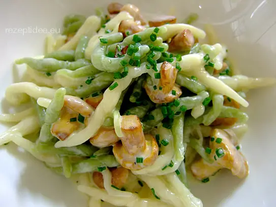 Strigoli Nudeln mit Pfifferlingen in Schnittlauch-Rahmsauce
