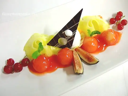 Ananascarpaccio mit Zitroneneis und marinierten Wassermelonenperlen