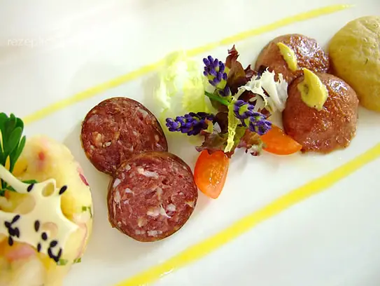 Geräucherte Kaminwurz vom Wild an Kartoffelsalat und Schüttelbrot