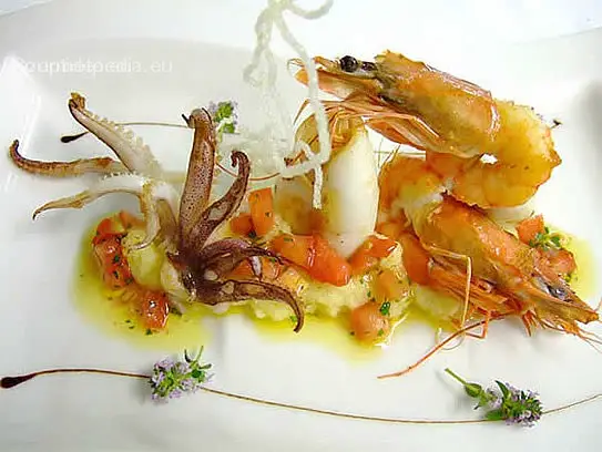 Gegrillte Riesengarnelen und Kalmar auf Polenta mit Tomatenmarinade