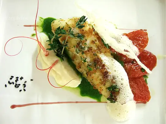 Seeteufelmedaillon im Kräutermantel gebacken auf Selleriepüree mit glasierten Tomaten
