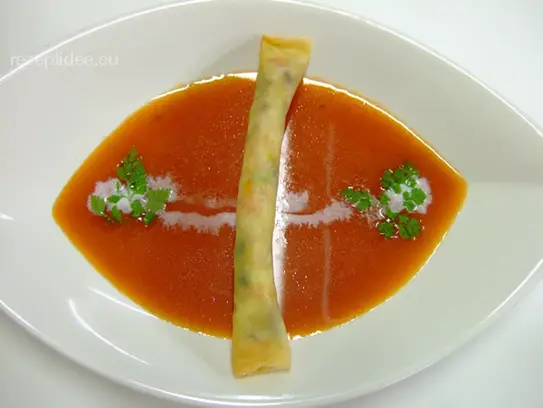 Tomatencremesüppchen mit Frühlingsröllchen vom Gemüse mit Basilikumaroma
