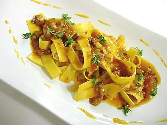 Breite Bandnudeln mit Kaninchenragout und Thymian
