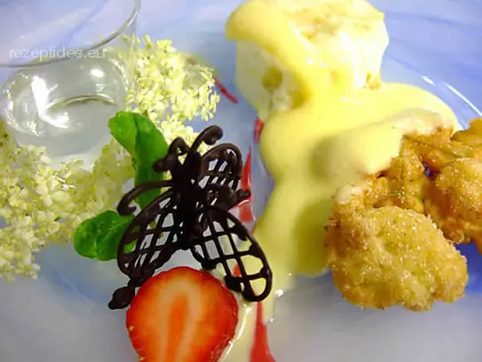 Gebackene Holunderblüte mit Parfait und Holunderessenz