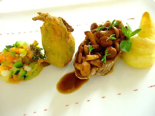 Kalbsmedaillon mit Pfifferlingssauce an sautierten Gemüse und gebackener Zucchiniblüte
