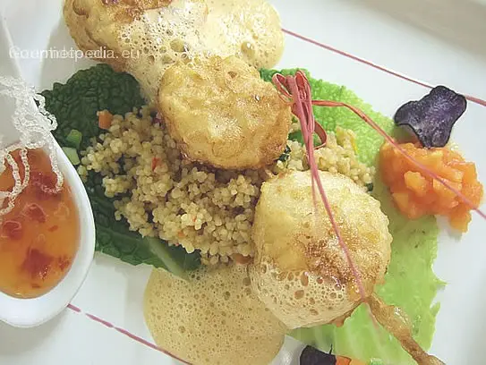 Spießchen von Jakobsmuscheln in Tempura gebacken auf Gemüsekuskus und Hummerschaum
