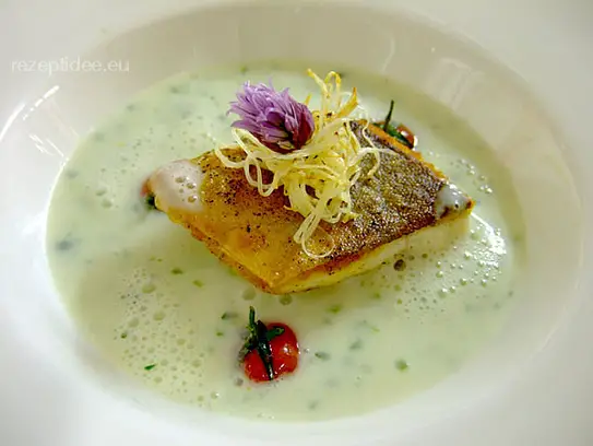 Kräutercremesuppe mit gebratenem Saiblingsfilet