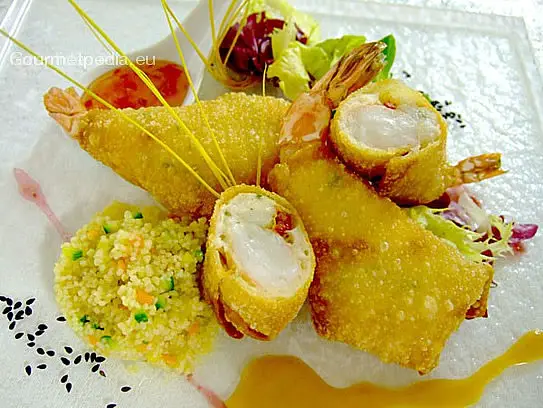 Frittierte Garnelenschwänze in Wontonmantel auf Gemüsekuskus