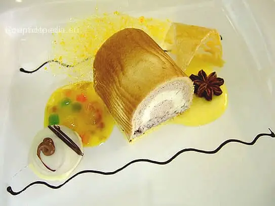 Parfait vom Lebkuchenmousse im Baumkuchen-Biskuitmantel auf Sternanissauce mit Orangenfilets