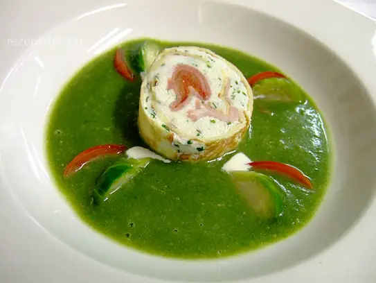 Rosenkohlcremesuppe mit Schinkenfrischkäserolle