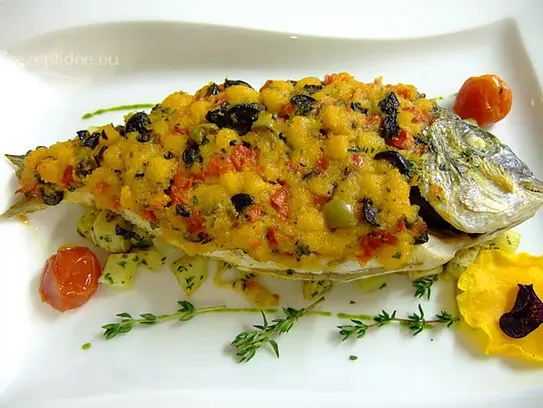 Goldbrasse mit Tomaten-Olivenkruste im Ganzen gebraten