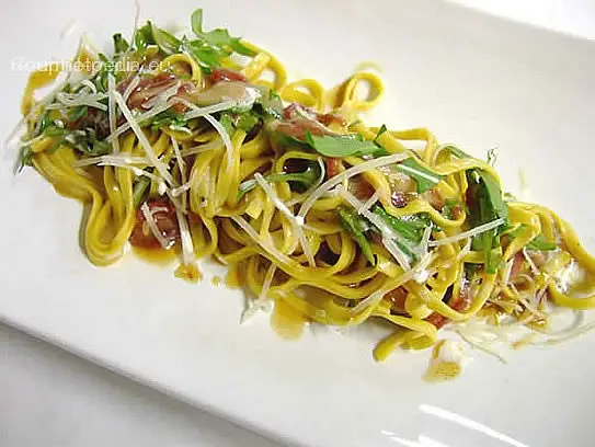 Tagliolini mit geräucherter Gänsebrust und Rauke in Bratensauce